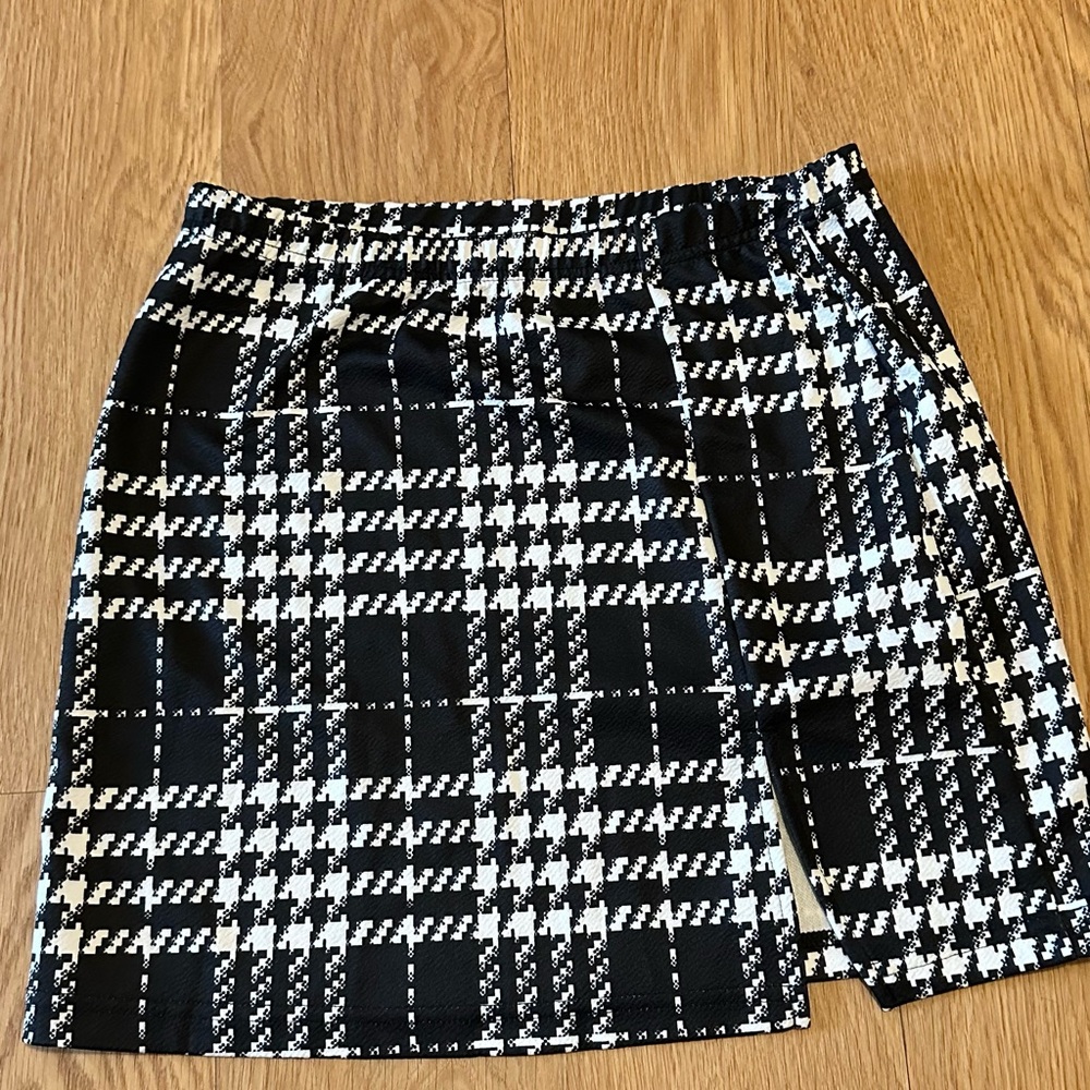 Forever 21 Black and White Houndstooth Pencil Skirt